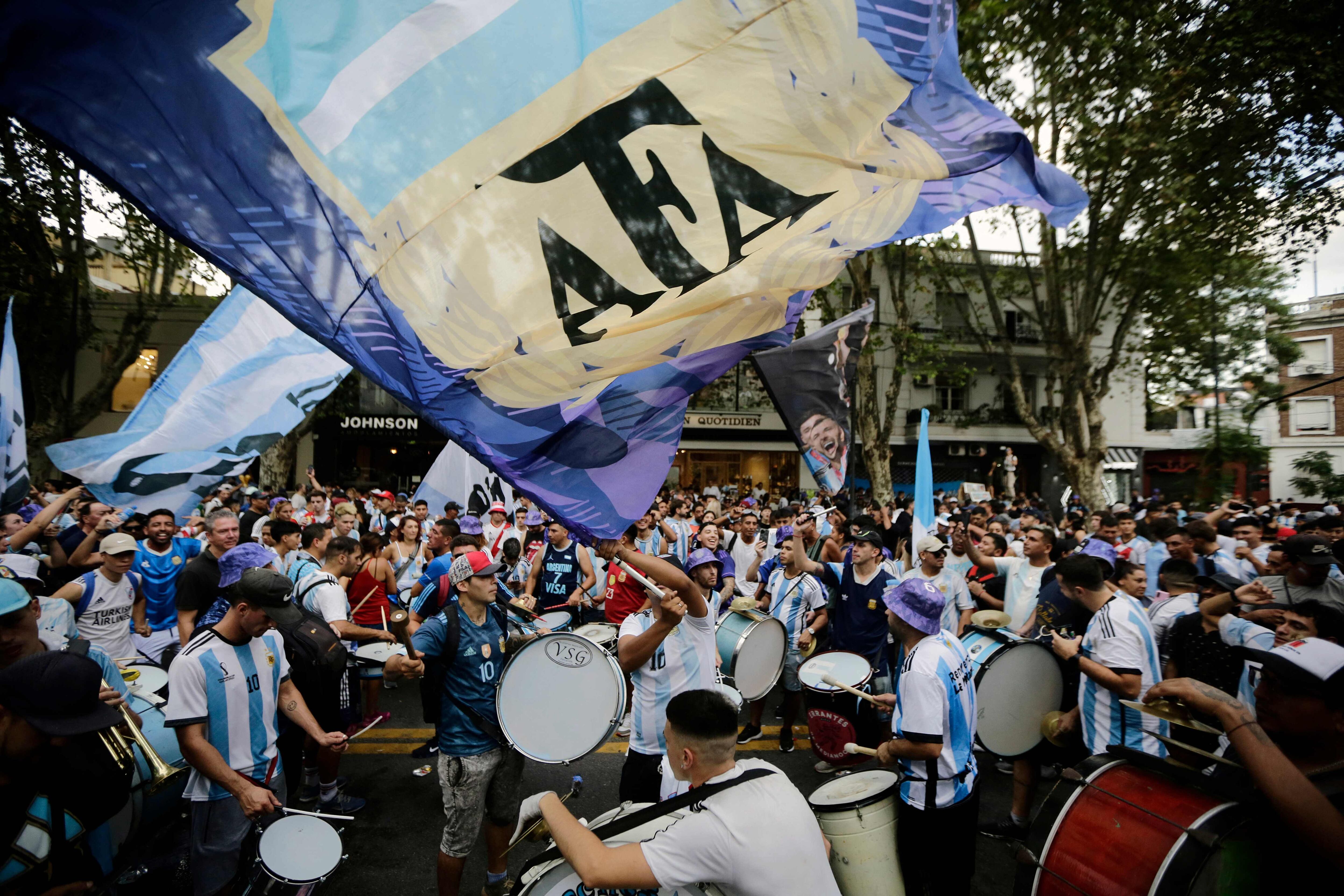 Los hinchas de Argentina celebran antes del partido entre la selección de Lionel Messi y la de Panamá en Buenos Aires, el 23 de marzo de 2023.