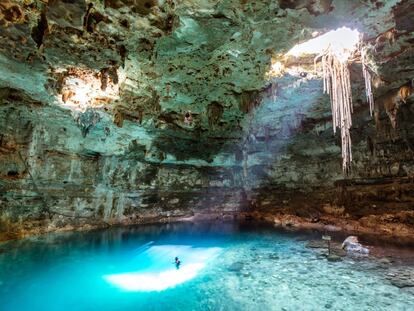 Baño en un cenote de la Riviera Maya, en Yucatán (México).