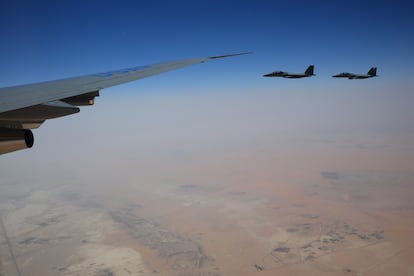 Aviones de combate F-15SA de la Real Fuerza Aérea Saudí escoltan al Air Force One, que transporta al presidente estadounidense Donald Trump, mientras se prepara para aterrizar en el Aeropuerto Internacional Rey Khalid el 13 de mayo de 2025 en Riad, Arabia Saudí.