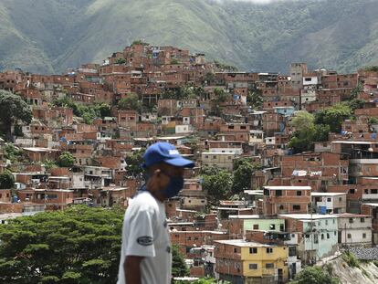 Un hombre con mascarilla, en Caracas (Venezuela).