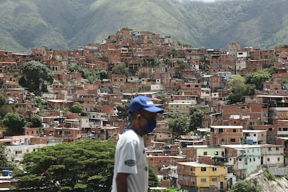 Un hombre con mascarilla, en Caracas (Venezuela).