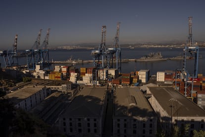 Contenedores de carga apilados en el Puerto de Valparaíso, Chile, el domingo 4 de diciembre de 2022.