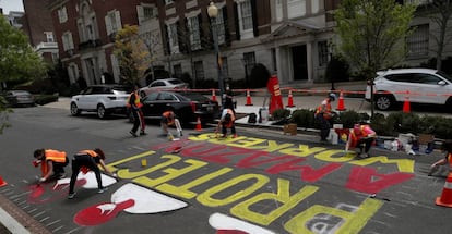 Protesta contra Jeff Bezos ante una de sus residencias, en Washington DC (EE UU), el 29 de abril.