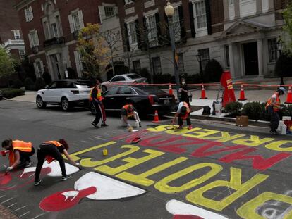 Protesta contra Jeff Bezos ante una de sus residencias, en Washington DC (EE UU), el 29 de abril.