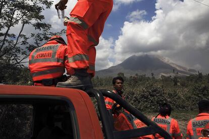 Los equipos de rescate actúan en la zona afectada por la erupción del Monte Sinabung en la isla de Sumatra, Indonesia.