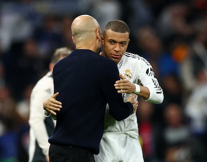 Pep Guardiola, entrenador del City, saluda al jugador del Real Madrid Kylian Mbappé tras finalizar el partido.