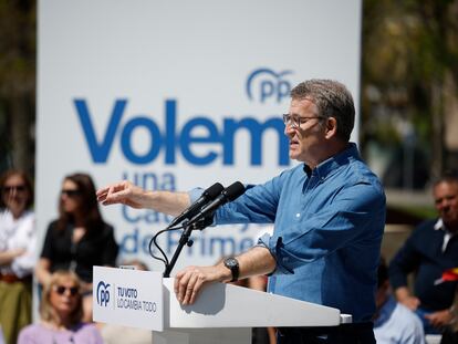 El presidente del PP, Alberto Núñez Feijóo, interviene en un mitin en Salou (Tarragona) este domingo.