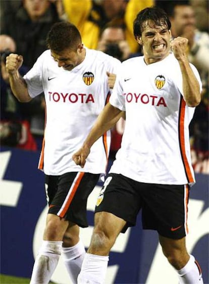Joaquín y Morientes festejan un gol del Valencia