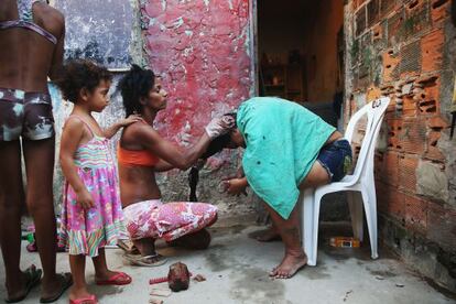 Una de las familias que viven en Complexo da Mare, una de las favelas m¨¢s grandes de Rio, en octubre pasado.