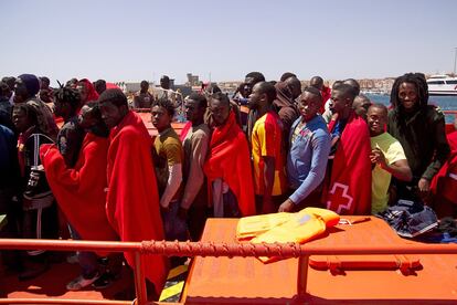 Algunos de los inmigrantes, tras ser rescatados por salvamento maritimo.