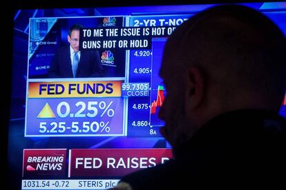 FILE PHOTO: A trader reacts as a screen displays the Fed rate announcement on the floor of the New York Stock Exchange (NYSE) in New York City, U.S., July 26, 2023. REUTERS/Brendan McDermid/File Photo