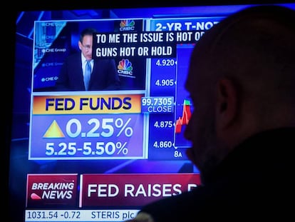 FILE PHOTO: A trader reacts as a screen displays the Fed rate announcement on the floor of the New York Stock Exchange (NYSE) in New York City, U.S., July 26, 2023. REUTERS/Brendan McDermid/File Photo