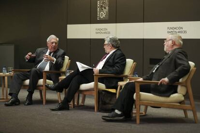 Mario Vargas Llosa (izquierda), José Lázaro y Fernando Savater, en Madrid.