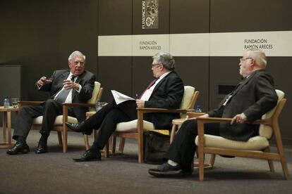 Mario Vargas Llosa (izquierda), José Lázaro y Fernando Savater, en Madrid.