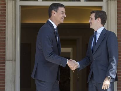 Pedro Sánchez (l) and Pablo Casado in Madrid.