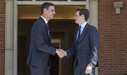 Pedro Sánchez (l) and Pablo Casado in Madrid.