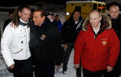 Medvédev, Berlusconi y Putin en la estación de esquí de Krasnaïa Polianae