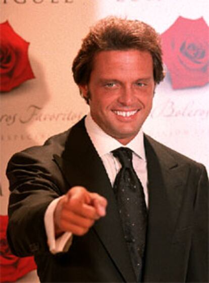 Luis Miguel, en la presentación de su disco <b></b><i>Mis boleros favoritos</i>. PLANO MEDIO - RETRATO