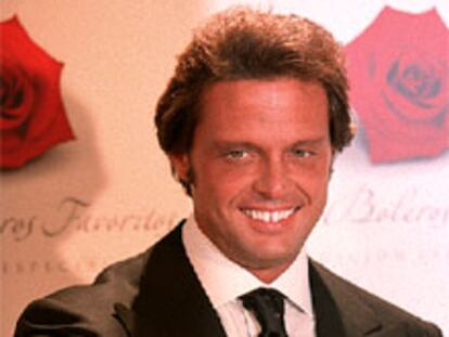 Luis Miguel, en la presentación de su disco <b></b><i>Mis boleros favoritos</i>. PLANO MEDIO - RETRATO