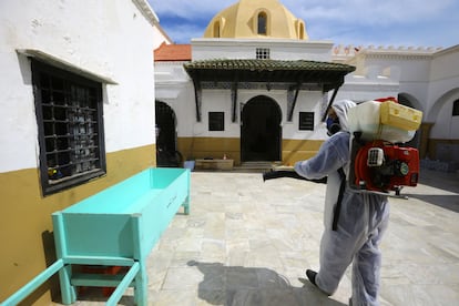 Un trabajador desinfecta el patio de la mayor mezquita de Argel, la Al-Djamaa el-Kabir, el domingo 22 de marzo.