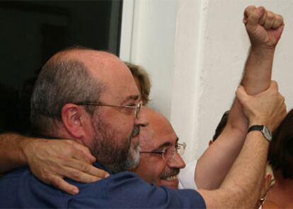 Caballos levanta el brazo del delegado destituido José del Valle.