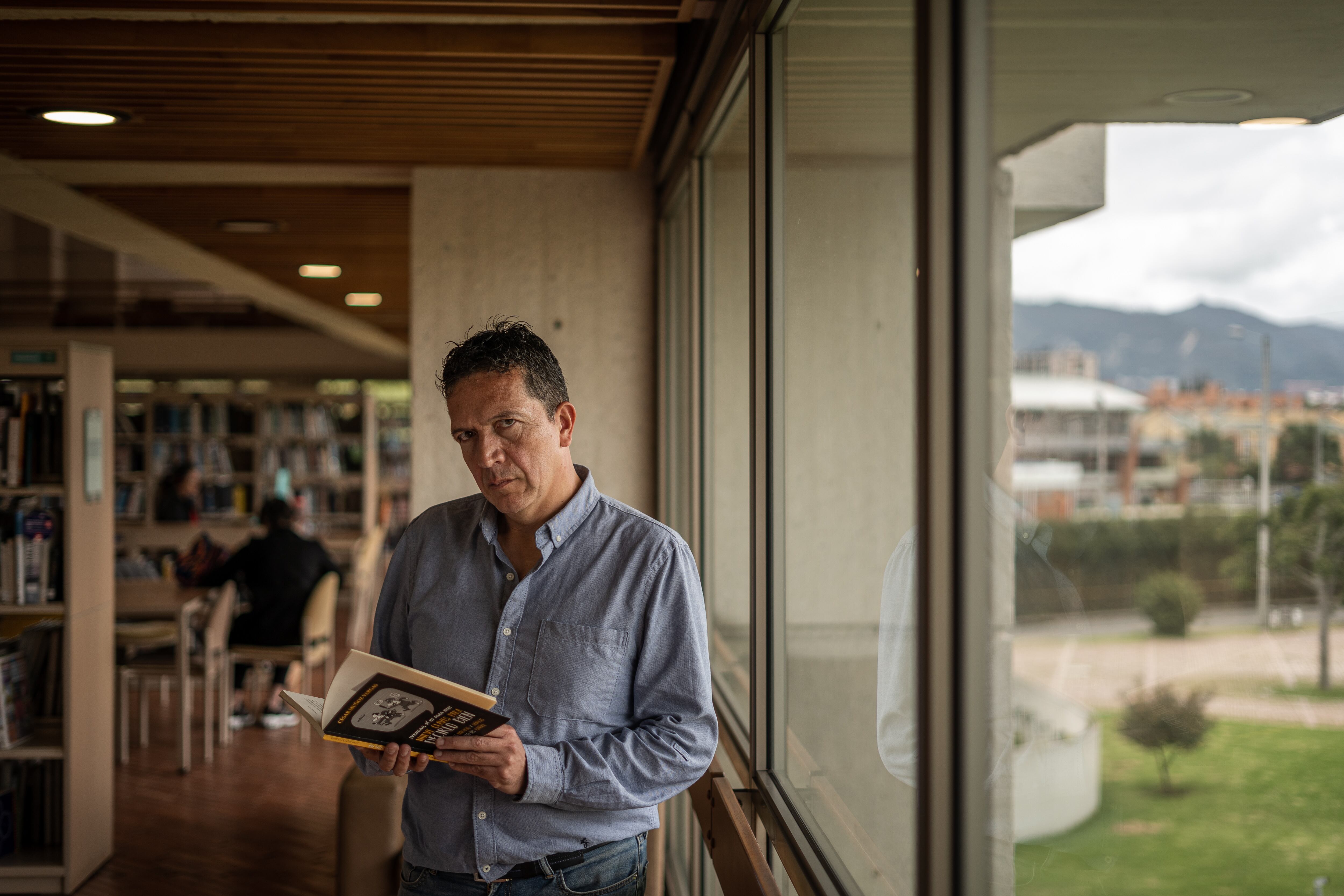 César Muñoz Vargas en la biblioteca Julio Mario Santodomingo.