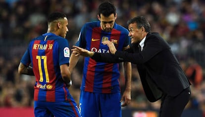 Luis Enrique da indicaciones a Neymar y Busquets.