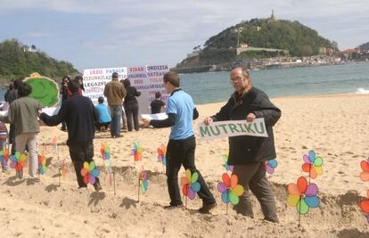 Los grupos locales que defienden en Gipuzkoa la política Basura cero, en un acto celebrado en la playa de Ondarreta.