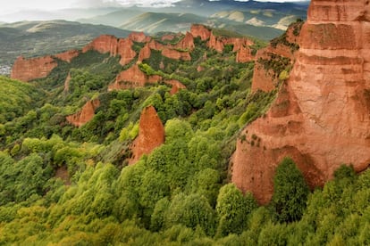 Este lugar de León ya era hermoso antes de la intervención humana, cuya acción minera acabó por convertirlo en único. Los romanos horadaron estas colinas en busca de oro y crearon la mayor mina a cielo abierto del Imperio. Lo que queda hoy en Las Médulas son montículos de roja arena que contrastan con el verde bosque. El paseo entre estos gigantes resulta impactante por la capacidad de utilizar el agua, elemento de erosión, de los romanos. Se puede entrar en algunas de las colinas agujereadas y divisarlas al completo desde el mirador de la Orellán. Son patrimonio mundial desde 1977. www.patrimonionatural.org