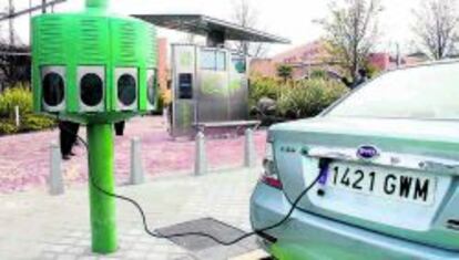 Veh&iacute;culo el&eacute;ctrico en recarga