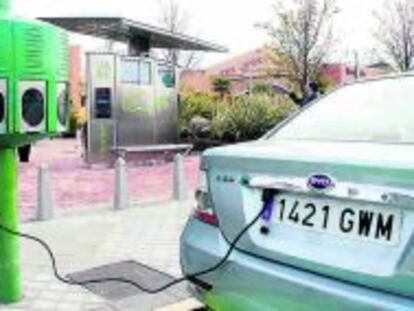 Veh&iacute;culo el&eacute;ctrico en recarga