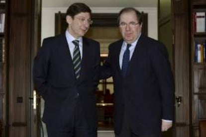 El presidente de la Junta de Castilla y León, Juan Vicente Herrera (dcha.), junto al presidente de Bankia, José Ignacio Goirigolzarri (izq.), momentos antes de la firma del protocolo de colaboración.