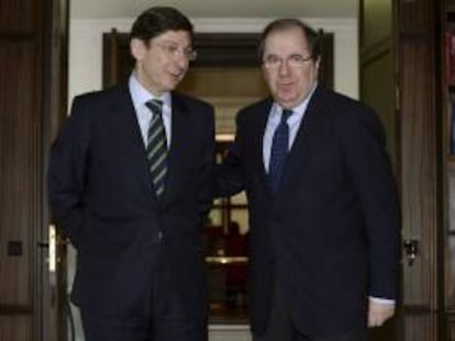 El presidente de la Junta de Castilla y León, Juan Vicente Herrera (dcha.), junto al presidente de Bankia, José Ignacio Goirigolzarri (izq.), momentos antes de la firma del protocolo de colaboración.