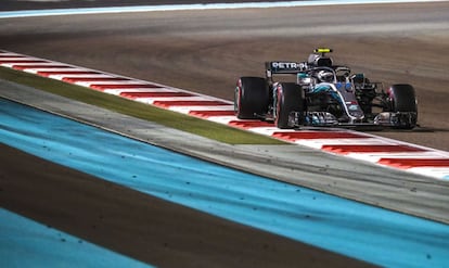 Valtteri Bottas, de la escudería Mercedes, tras superar una de las curvas del circuito.
