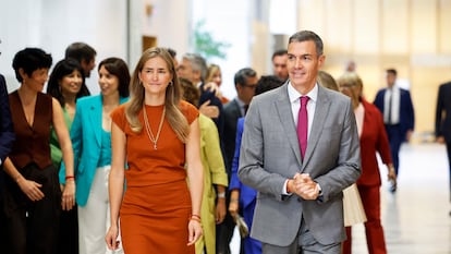 El presidente del Gobierno, Pedro Sánchez, y la vicepresidenta tercera, Sara Aagesen, en el acto sobre el pacto de Estado frente a la emergencia climática este lunes.
Samuel Sanchez