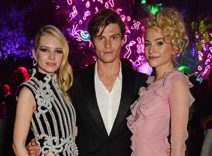 Lottie Moss, Oliver Cheshire y Pixie Lott, en la cita de Cannes