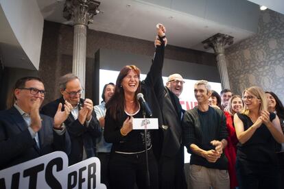 La cabeza de lista de Junts per Catalunya, Laura Borràs (en el centro), celebra junto al presidente de la Generalitat, Quim Torra, y sus compañeros los resultados conseguidos por el partido, este domingo en Barcelona.