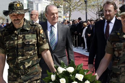 El rey Juan Carlos con el presidente de Bosnia, Bakir Izertbegovic, en Mostar.