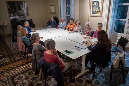 Una sesión del club de lectura de la librería Laie el jueves 13 de abril en Barcelona, sobre La llebre amb ulls d'ambre, de Edmund de Waal. 