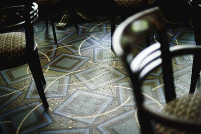 Figuras geométricas en el suelo del restaurante Prunier, templo del 'art déco' de París intacto desde 1924.