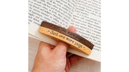 Regalos lectores sobre fondo blanco.