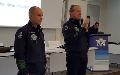 Bertrand Piccard (I) y André Borschberg, en su intervención en la convención de IATA.