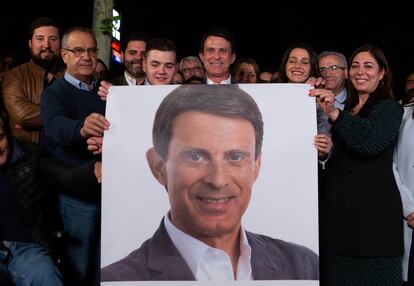 El candidato a la alcaldía de Barcelona Manuel Valls (en el centro) posa con Inés Arrimadas (a su izquierda) y los miembros de su candidatura durante el acto de inicio de campaña de las elecciones municipales en Barcelona.