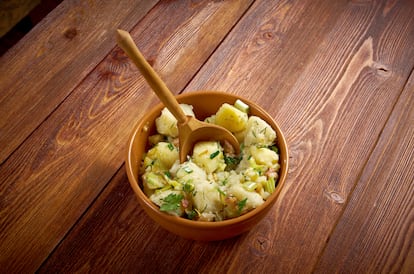Ensalada de patatas alemana que puedes tunear con lo que quieras