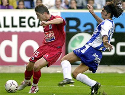 Nihat golpea el balón ante Llorens.