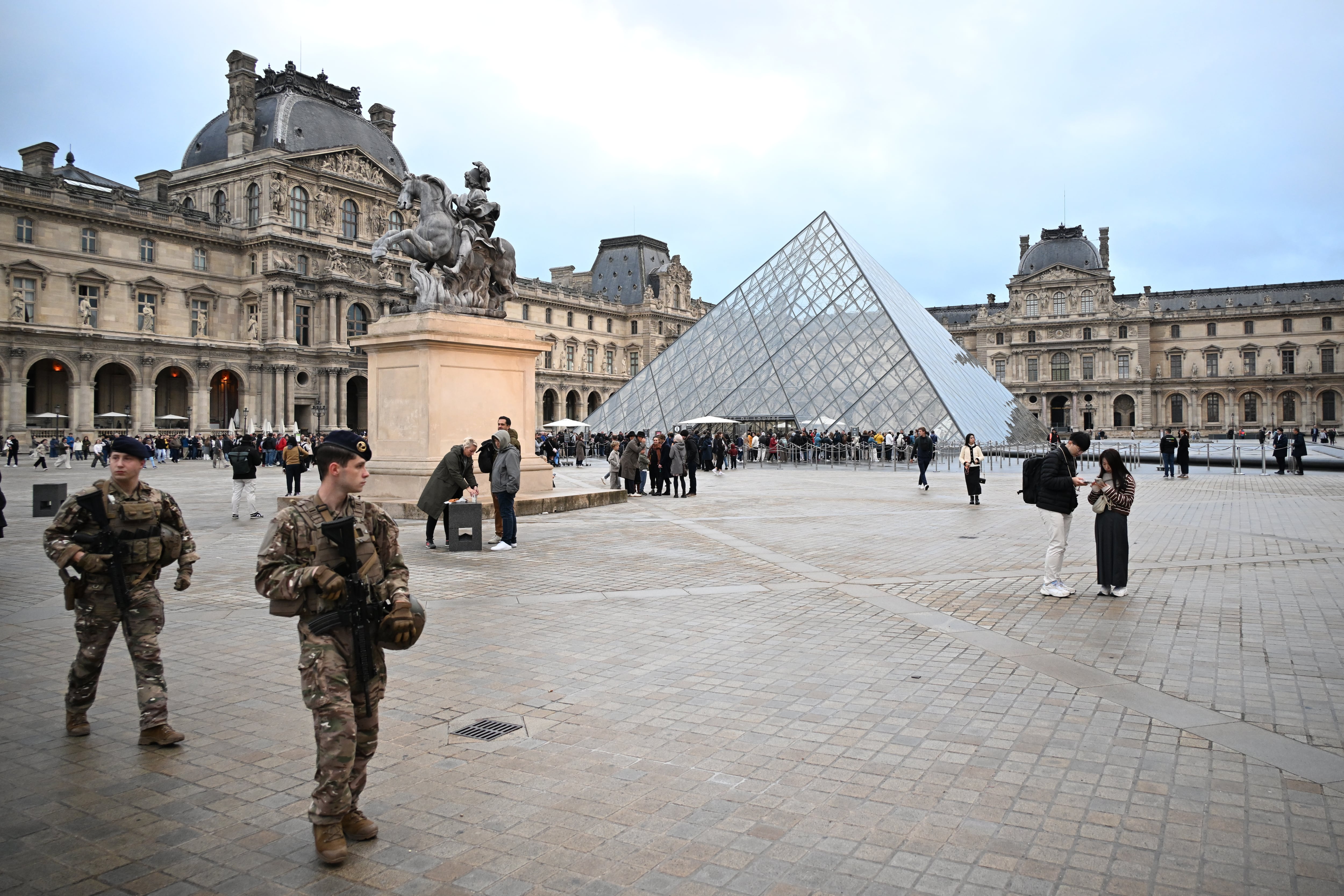 Soldados patrullan ante el Museo del Louvre, que permanecía cerrado este lunes tras el robo del domingo.