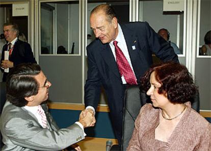 El presidente francés, Jacques Chirac, saluda a José María Aznar y a Ana Palacio, ayer en Salónica.
/ AFP