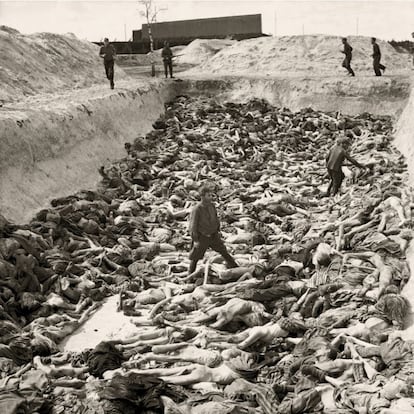 Fosa colectiva en el campo de exterminio de Bergen-Belsen. En la imagen, el médico del campo, obligado por los soldados aliados a posar entre los cadáveres.