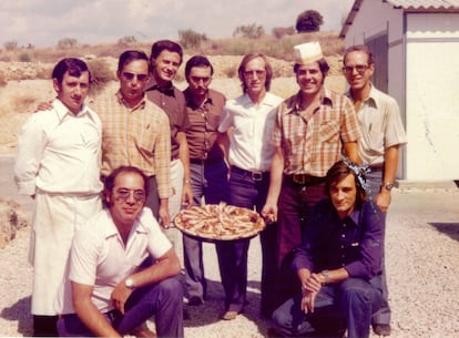 Sunday paella at the Fresnedillas station in 1974. José Manuel Grandela wears a hat.