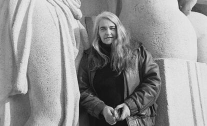 Kate Millett, junto a una escultura en París en 1998